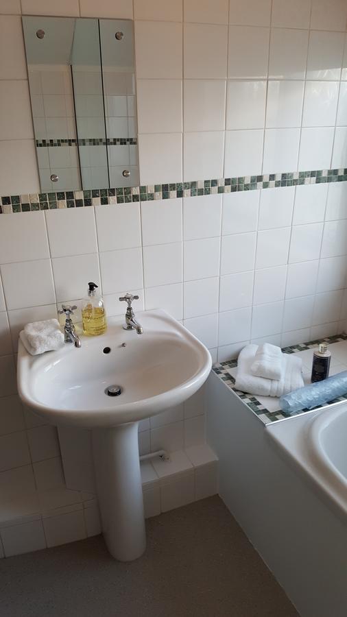 Sadlers Guest House Уокингем Экстерьер фото